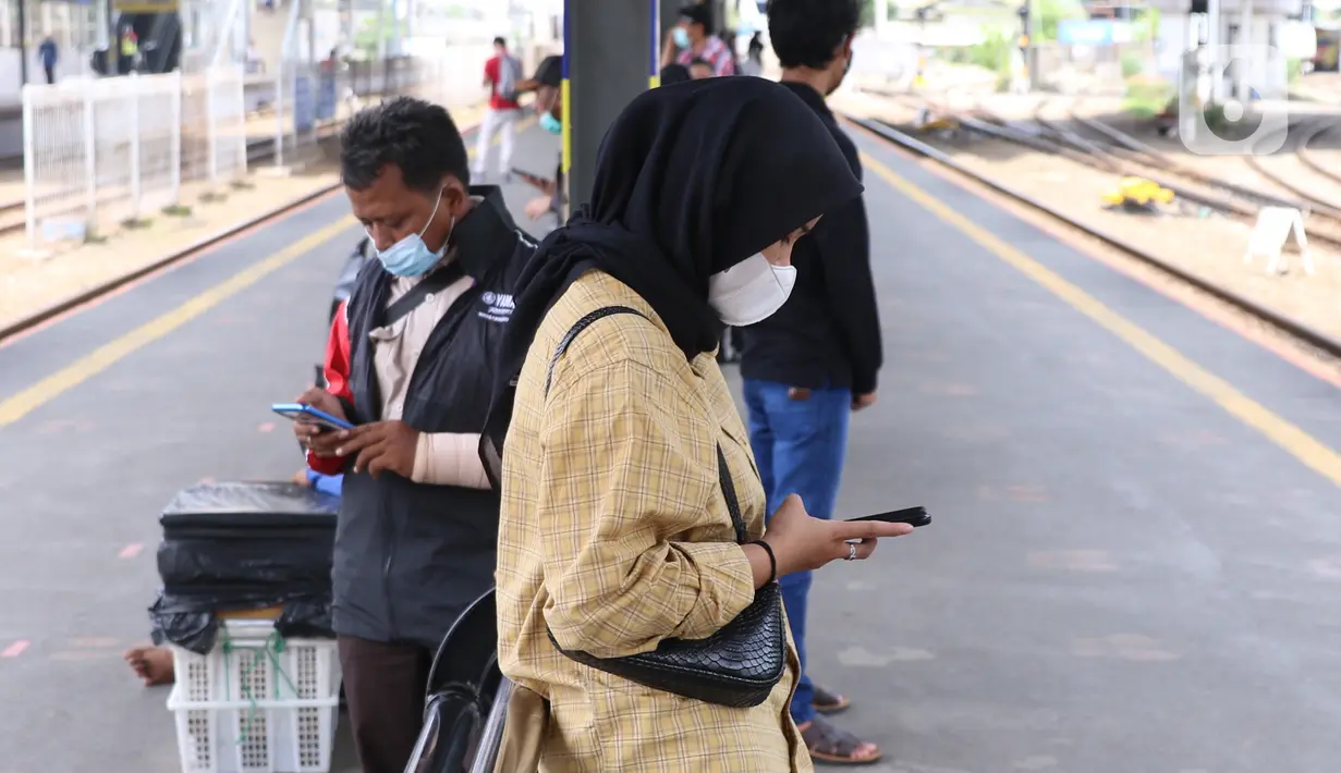 Warga tengah menggunakan smartphone di Jakarta, Senin (11/1/2021). Menurut Perusahan Pasar riset IDC ada pertumbuhan penggunaan smartphone sebesar 49 persen dibanding kuartal sebelumnya, dan 21 persen dari periode yang sama tahun lalu. (Liputan6.com/Angga Yuniar)