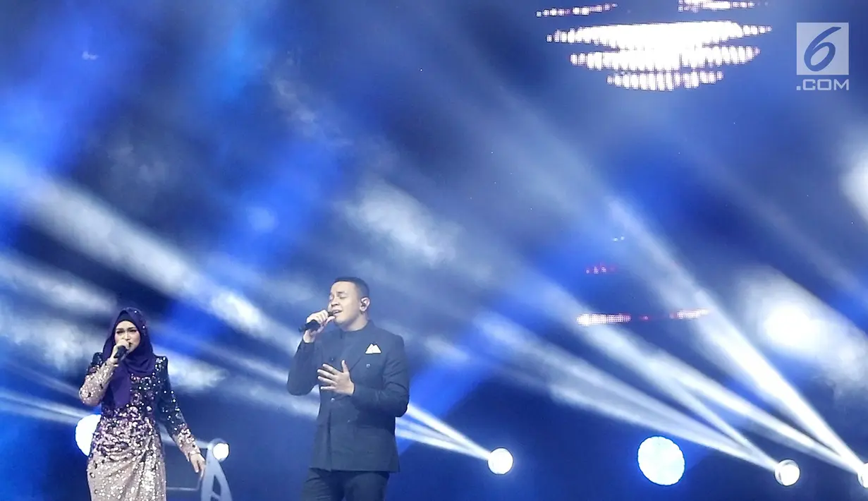 Penyanyi Siti Nurhaliza (kiri) berduet dengan Tulus dalam konser 'Dato Sri Siti Nurhaliza on Tour' di Istora Senayan, Jakarta, Kamis (21/2). Tulus mengaku sangat senang karena bisa berduet dengan legenda musik seperti Siti. (Fimela.com/Bambang E Ros)