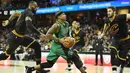 Pemain Boston Celtics, Isaiah Thomas (tengah) mencoba melewati hadangan pemain  Cleveland Cavaliers pada laga NBA di Quicken Loans Arena, (29/12/2016). (Reuters/Ken Blaze-USA TODAY Sports)