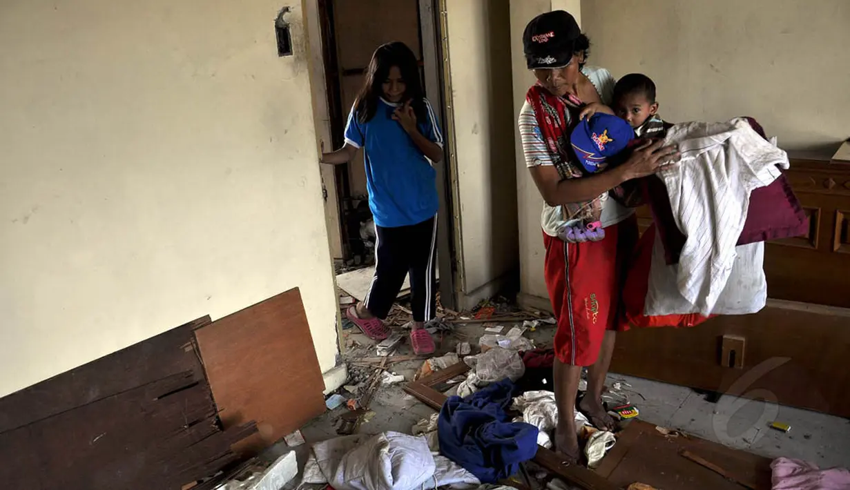 Beberapa wanita terlihat asyik mengumpulkan sisa puing bangunan di Jalan Jatinegara Barat, Jakarta, (29/8/14). (Liputan6.com/Miftahul Hayat)