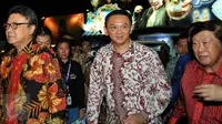 Gubernur DKI Jakarta, Basuki Tjahaja Purnama (tengah) saat tiba di acara Pembukaan Jakarta Fair 2016, Jakarta, Jumat (10/6/2016). Ajang arena dan hiburan Jakarta Fair 2016 akan berlangsung selama 38 hari kedepan. (Liputan6.com/Yoppy Renato)