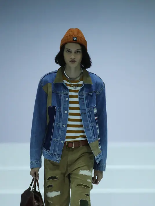 Untuk gaya kasual, padu padan jaket jeans dengan stripe tee dan beanie menarik untuk dicoba. (JFW).
