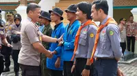 Kapolda Riau Irjen Agung Setya bersalaman dengan relawan karhutla Riau untuk mengantisipasi kebakaran lahan. (Liputan6.com/M Syukur)