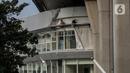 Pekerja menyelesaikan pembangunan halte Centrale Stichting Wederopbouw (CSW) di kawasan Kebayoran Baru, Jakarta, Selasa (8/6/2021). Halte yang akan menghubungkan antar moda transportasi yaitu Transjakarta dengan MRT tersebut mengambil desain Cakra Selaras Wahana. (Liputan6.com/Johan Tallo)