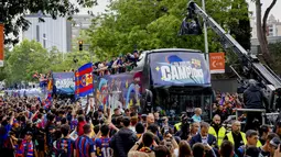 Hampir 80.000 orang turun ke jalan Barcelona untuk merayakan gelar Liga Spanyol untuk tim pria dan wanita.&nbsp;(AP Photo/Joan Monfort)