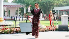 Lyodra Ginting menjadi salah seorang tamu istimewa yang berkesempatan membawakan lagu daerah di upacara peringatan Hari Ulang Tahun (HUT) ke-77 Republik Indonesia (RI) di Istana Merdeka, Rabu (17/8/2022). Pada momen tersebut, penyanyi muda ini mengenakan dress tenun modern yang sangat elok. (Instagram/lyodraofficial)
