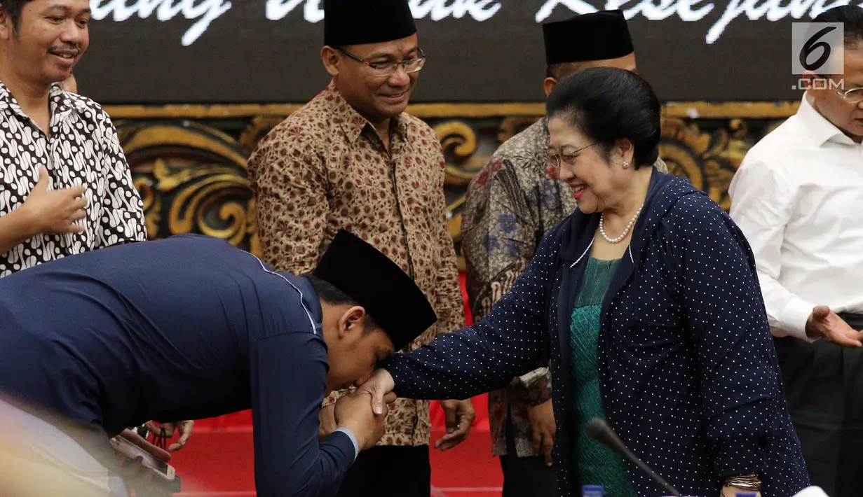 Perwakilan Ikhwanul Muballighin mencium tangan Ketua Umum PDIP Megawati Soekarnoputri saat menggelar pertemuan di DPP PDIP, Jakarta, Kamis (26/4). (Liputan6.com/JohanTallo)