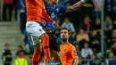 Penyerang Belanda, Donyell Malen (kiri) dan gelandang Estonia, Martin Miller berebut bola saat bertanding dalam kualifikasi Grup C Euro 2020, di Tallinn, Estonia, Senin (9/9/2019). Belanda mengalahkan Estonia dengan skor 4-0. (Raigo Pajula/AFP)