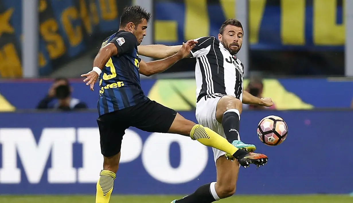 Pemain Inter Milan, Eder (kiri), berebut bola dengan pemain Juventus, Andrea Barzagli, dalam laga pekan keempat Serie A di Stadion Giuseppe Meazza, Minggu (18/9/2016) malam WIB. (AFP/Marco Bertorello)