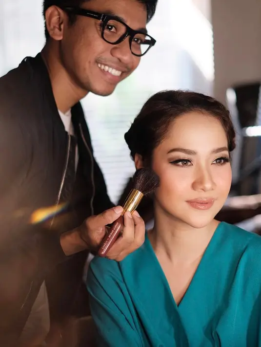 Bunga Citra Lestari tampak begitu nyaman saat dimakeup oleh Bubah Alfian. (foto: instagram.com/bubahalfian)