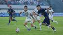 Pemain Persita Tangerang, Rayco Rodriguez, berusaha melewati pemain Persik Kediri di BRI Super League di Stadion Indomilk Arena, Minggu (21/12/2025). (Bola.com/M Iqbal Ichsan)