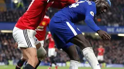 Gelandang Chelsea, Tiemoue Bakayoko berusaha mengontrol bola dari kawalan gelandang MU, Marouane Fellaini saat bertanding pada lanjutan Liga Inggris di Stamford Bridge di London (5/11). Chelsea Menang tipis atas MU 1-0. (AP Photo/Kirsty Wigglesworth)