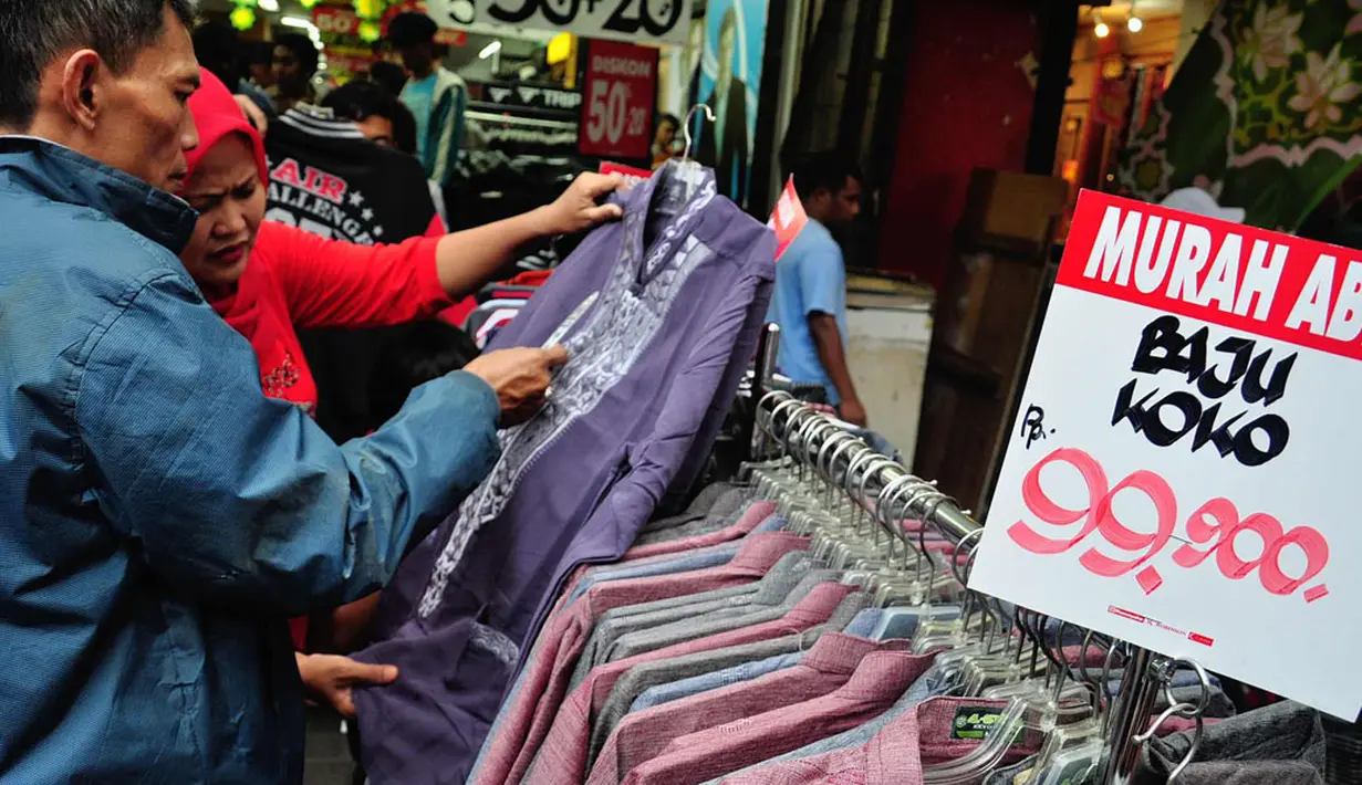 Beberapa calon pembeli memilih busana muslim yang ditawarkan dengan harga terjangkau di salah satu toko yang ada di kawasan Pasar Baru, Jakarta, (25/7/2014). (Liputan6.com/Faizal Fanani)
