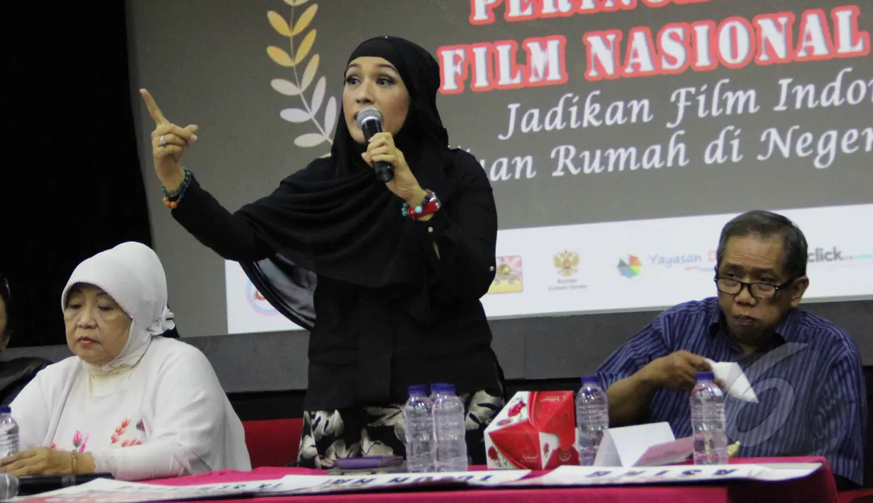 Anna Tarigan saat peluncuran petisi nasional 'Jadikan Film Indonesia Tuan Rumah di Negeri Sendiri' yang ditujukan kepada Presiden Jokowi di Pusat Kebudayaan Rusia, Jakarta, Senin (30/3/2015). (Liputan6.com/Helmi Afandi)
