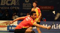 Tontowi Ahmad/Liliyana Natsir saat melawan pasangan Denmark Kim Astrup/Line Kjaersfeldt pada laga Indonesia Open 2016 di Istrora Senayan, Jakarta, Kamis (2/6/2016). Tontowi Ahmad/Liliyana Natsir kalah 19-21, 17-21. (Bola.com/Nicklas Hanoatubun)
