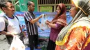 Head of Sales BukaLapak.com Tri Bagus Subekti bersama Wahyu Novian Perwakilan Aksi Cepat Tanggap(ACT) saat menyerahkan secara simbolis daging kurban kepada masyarakat yang membutuhkan di Jakarta, Kamis (24/9). (Istimewa)