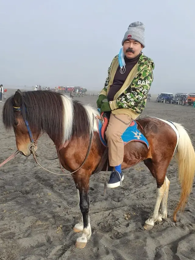 6 Potret Inul Daratista Ajak Keluarga Liburan ke Gunung Bromo, Seru Banget