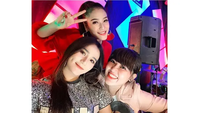 Via Vallen terlihat imut saat bersama dengan penyanyi dangdut lainnya.