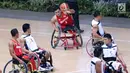 Pebasket difabel Indonesia, Kasep Ayatulloh (tengah) saat melawan Thailand pada laga Indonesia Para Games Invitational Tournament 2018 di Hall A GBK, Jakarta, Senin (2/7). Indonesia kalah 35-58. (Liputan6.com/Helmi Fithriansyah)