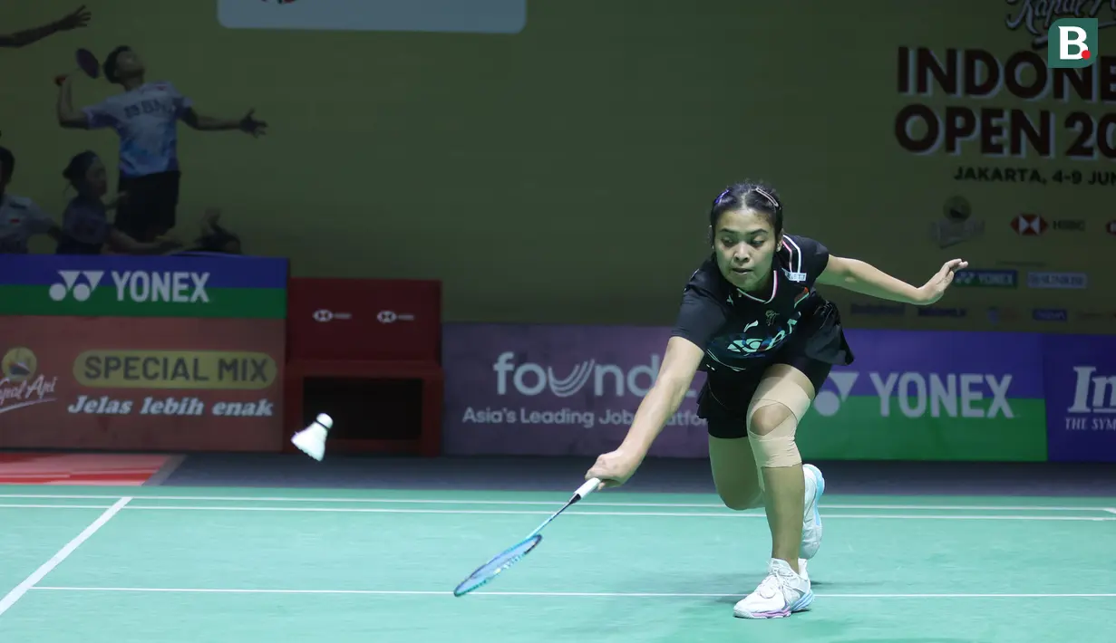 <p>Pebulu tangkis tunggal putri Indonesia, Gregoria Mariska Tunjung berusaha mengembalikan bola smes sesama wakil Indonesia, Putri Kusuma Wardani pada laga babak 32 besar Indonesia Open 2024 di Istora Senayan, Jakarta, Selasa (4/6/2024). Gregoria Mariska Tunjung menang dua game langsung 21-14, 21-17. (Bola.com/M Iqbal Ichsan)</p>
