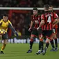 Penyerang Arsenal, Alexis Sanchez, berusaha melewati hadangan pemain Bournemouth. Arsenal akhirnya bisa mencetak gol memperkecil ketertinggalan pada menit ke-70 melalui Sanchez. (Reuters/Matthew Childs)
