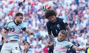 Pemain Amerika Serikat Chris Richards melompat untuk menyundul bola di atas pemain Belgia  Leandro Trossard disaksikan pemain Belgia  Nicolas Raskin selama pertandingan sepak bola babak 16 besar Piala Dunia antara Amerika Serikat dan Belgia di Seattle, Senin, 6 Juli 2026. (AP Photo/Lindsey Wasson)