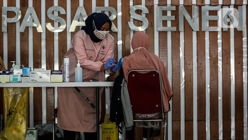 Vaksinasi di Stasiun Pasar Senen