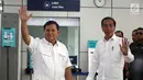 Presiden terpilih Joko Widodo atau Jokowi dan Ketua Umum Partai Gerindra Prabowo Subianto melambaikan tangan saat bertemu di Stasiun MRT Lebak Bulus, Jakarta, Sabtu (13/7/2019). Keduanya tampak akrab saat bertemu. (Liputan6.com/JohanTallo)