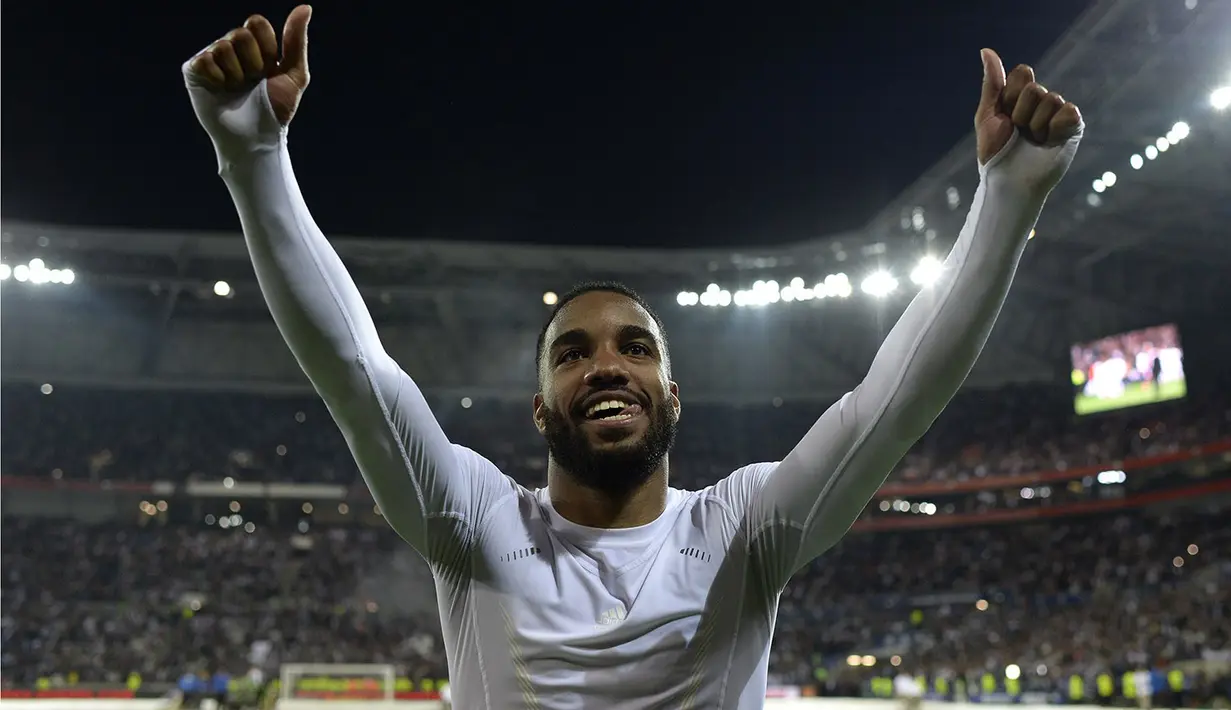 5. Alexandre Lacazette, bukan hanya Julian Draxler, penyerang Lyon ini juga dijadikan Arsenal sebagai target transfer. Penawaran 29 juta pounds sudah diajukan klub asal London itu namun masih ditolak oleh manajemen Lyon. (AFP/Romain Lafabregue)