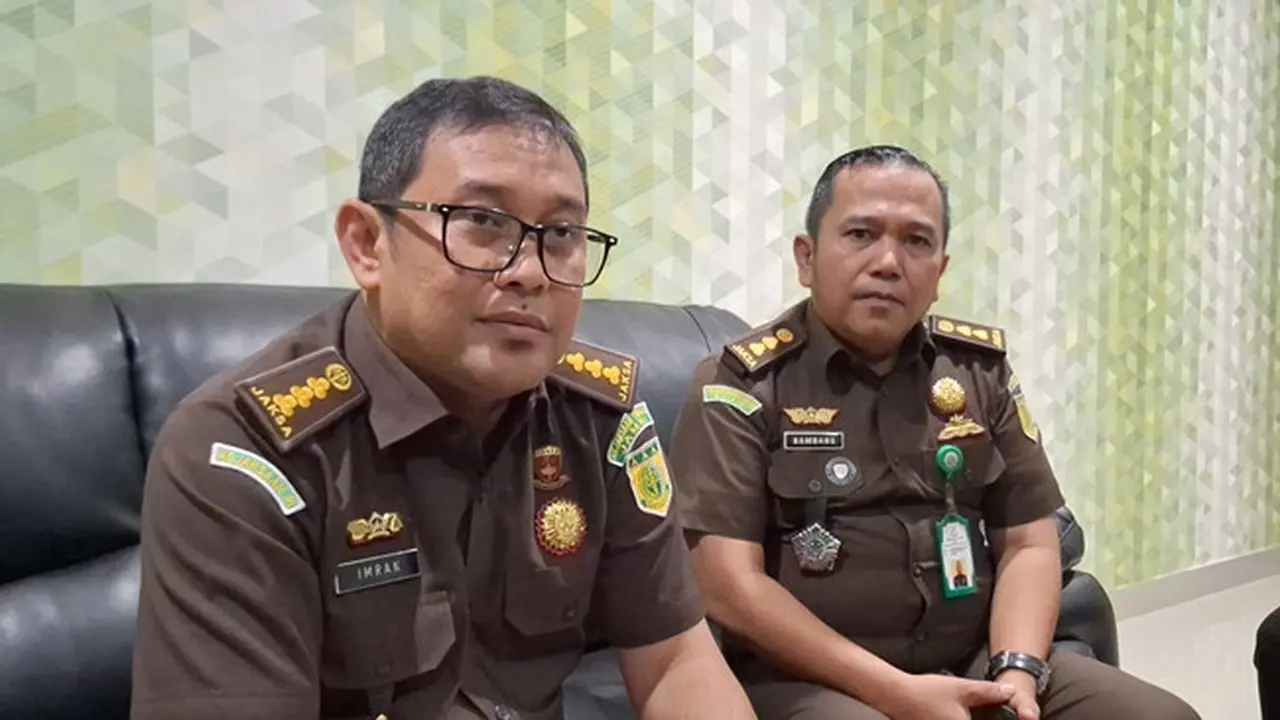 Asisten Tindak Pidana Khusus Kejati Riau Imran Yusuf dan Kasi Penkum Bambang Herpurwanto.