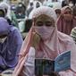 Jemaah mengenakan masker saat salat Idul Adha 1441 H di Masjid Al-Azhar, Jakarta, Jumat (31/7/2020). Pelaksanaan salat Id dilakukan secara berjemaah di masjid atau lapangan dengan menerapkan protokol kesehatan, seperti mengenakan masker dan menjaga jarak. (Liputan6.com/Johan Tallo)