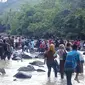 Jembatan gantung di Bogor ambruk, puluhan wisatawan terluka. (Liputan6.com/Achmad Sudarno)