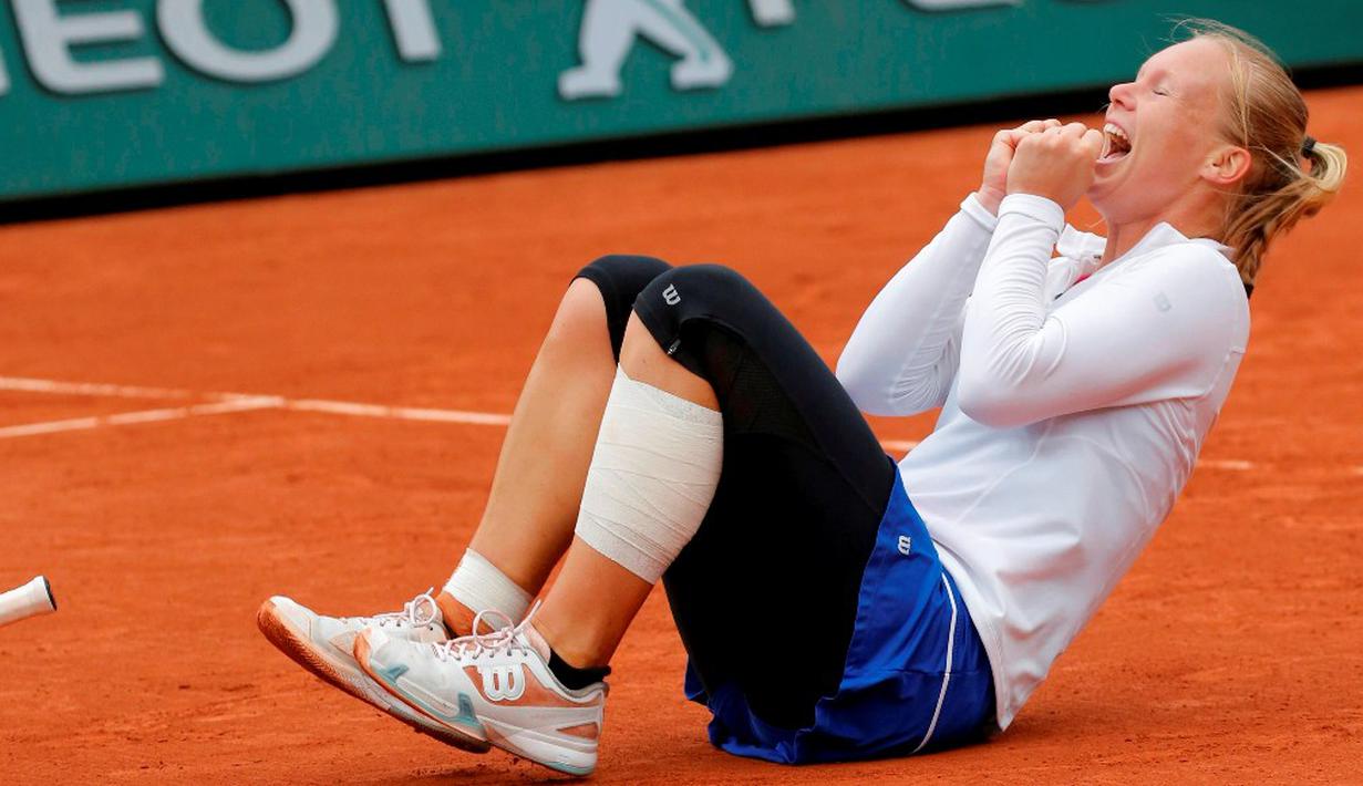 Ekspresi petenis Belanda, Kiki Bertens, setelah menang melawan petenis Swiss, Timea Bacsinszky, dalam perempat final Prancis Terbuka 2016 di Roland Garros, Paris, Prancis, (2/6/2016). (Reuters/Gonzalo Fuentes)