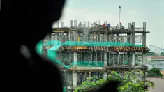 Sejumlah pekerja membuat rangka beton gedung di kawasan Jalan Kramat Raya Jakarta, Kamis (26/3/2015). Menaker Hanif Dhakiri mengatakan masyarakat harus aktif mewujudkan Indonesia Berbudaya Keselamatan dan Kesehatan Kerja (K3). (Liputan6.com/Faizal Fanani)