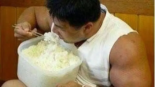 6 Momen Kuli Bangunan saat Makan Setelah Bekerja Ini Curi Perhatian