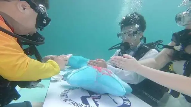Menikah di Bawah Laut