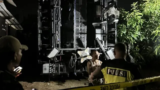 Polisi mengamankan truk sound horeg yang terbakar di Pati. (Arief Pramono)