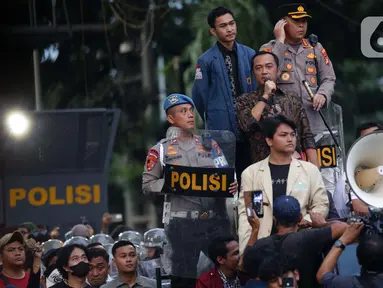 Menteri Sekretaris Negara (Mensesneg) Prasetyo Hadi (tengah) berbicara kepada para mahasiswa yang menggelar aksi unjuk rasa di kawasan Patung Kuda Arjuna Wiwaha, Jakarta, Kamis (20/2/2025). (Liputan6.com/Helmi Fithriansyah)
