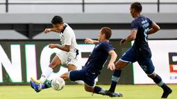 Sejak awal laga, Skuat Mahesa Jenar bermain menyerang. Pergerakan Fandi Eko (kiri) ke sisi kanan kotak penalti menjadi awal terjadinya gol pertama PSIS Semarang yang dicetak oleh Bahril Fahreza pada menit ke-12. (Bola.com/M Iqbal Ichsan)