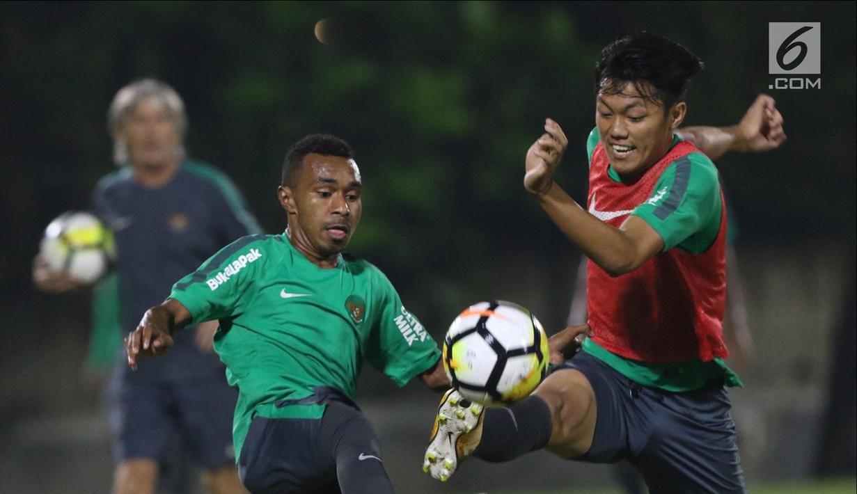 Pemain Timnas Indonesia U-19 berebut bola saat latihan perdana jelang laga melawan Jepang U-19 di Lapangan A Kompleks GBK, Jakarta, Kamis (22/3). Laga kedua tim akan digelar Minggu (25/3). (Liputan6.com/Helmi Fithriansyah)
