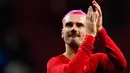 Pemain Atletico Madrid Antoine Griezmann bertepuk tangan usai melawan Barcelona pada pertandingan sepak bola La Liga Spanyol di Stadion Civitas Metropolitano, Madrid, Spanyol, 8 Januari 2023. Antoine Griezmann tampil dengan gaya rambut baru berwarna pink bersama Atletico Madrid. (AP Photo/Manu Fernandez)