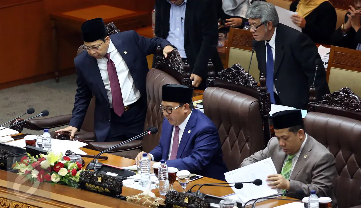 Fadli Zon (tengah) saat memimpin Rapat Paripurna DPR RI Ke-18 Masa Sidang III Tahun Sidang 2016-2017 di Kompleks Parlemen, Senayan, Jakarta, Kamis (23/2). Sidang tersebut membahas Penutupan Masa Sidang dan sejumlah agenda RUU (Liputan6.com/Johan Tallo)