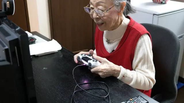 Hamako Mori, nenek berusia 90 tahun asal Jepang yang jadi Video Games tertua dunia versi rekor Guinness World Records (Photo Credit: Guinnessworldrecords.com)