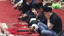 Mantan pesepakbola Timnas Jerman Mesut Ozil berdoa usai melaksanakan Sholat Jumat di Masjid Istiqlal, Jakarta, Jumat (27/5/2022). Dalam kunjungannya ke Indonesia, mantan pesepakbola Timnas Jerman tersebut menyempatkan Sholat Jumat di Masjid Istiqlal. (Liputan6.com/Herman Zakharia)