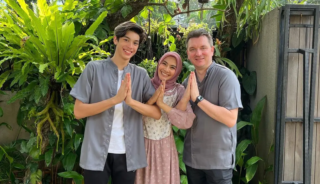 <p>Maudy Koesnaedi bagikan potret dirinya tampil kompak bersama keluarga di hari Lebaran.  (Foto: Instagram/ Maudy Koesnaedi)</p>