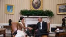 Pemimpin Myanmar Aung San Suu Kyi berjabat tangan dengan Presiden AS, Barack Obama dalam pertemuan bilateral di Gedung Putih, Rabu (14/9). Suu Kyi bertemu Obama dalam kunjungan pertamanya ke AS sejak partainya memenangi pemilu tahun lalu. (Jim Watson/AFP)