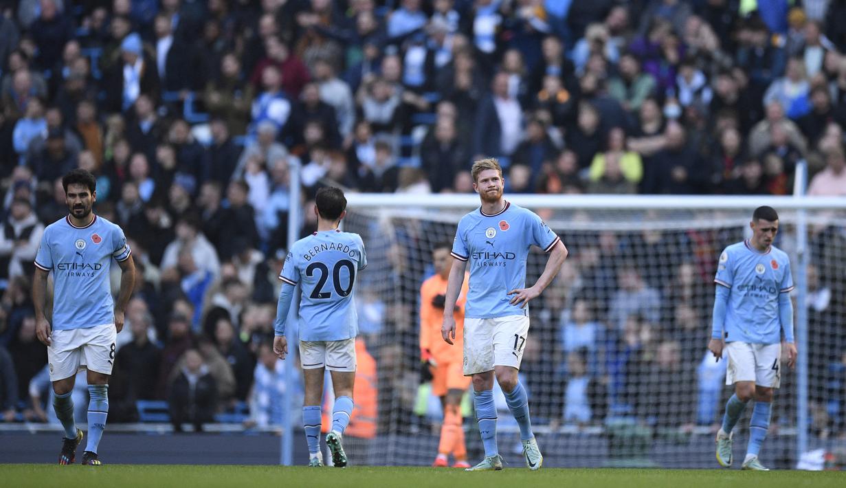 Ekspresi kecewa para pemain Manchester City setelah kebobolan gol kedua saat menghadapi Brentford dalam laga Liga Inggris 2022/2023 di Etihad Stadium, Manchester (12/11/2022). Dengan lebih dari 100 pelanggaran yang dilakukan Manchester City dalam kurun waktu 9 tahun, hukuman paling ringan yang dapat diterima The Citizens adalah pengurangan poin dalam kompetisi yang sedang berlangsung. (AFP/Oli Scarff)