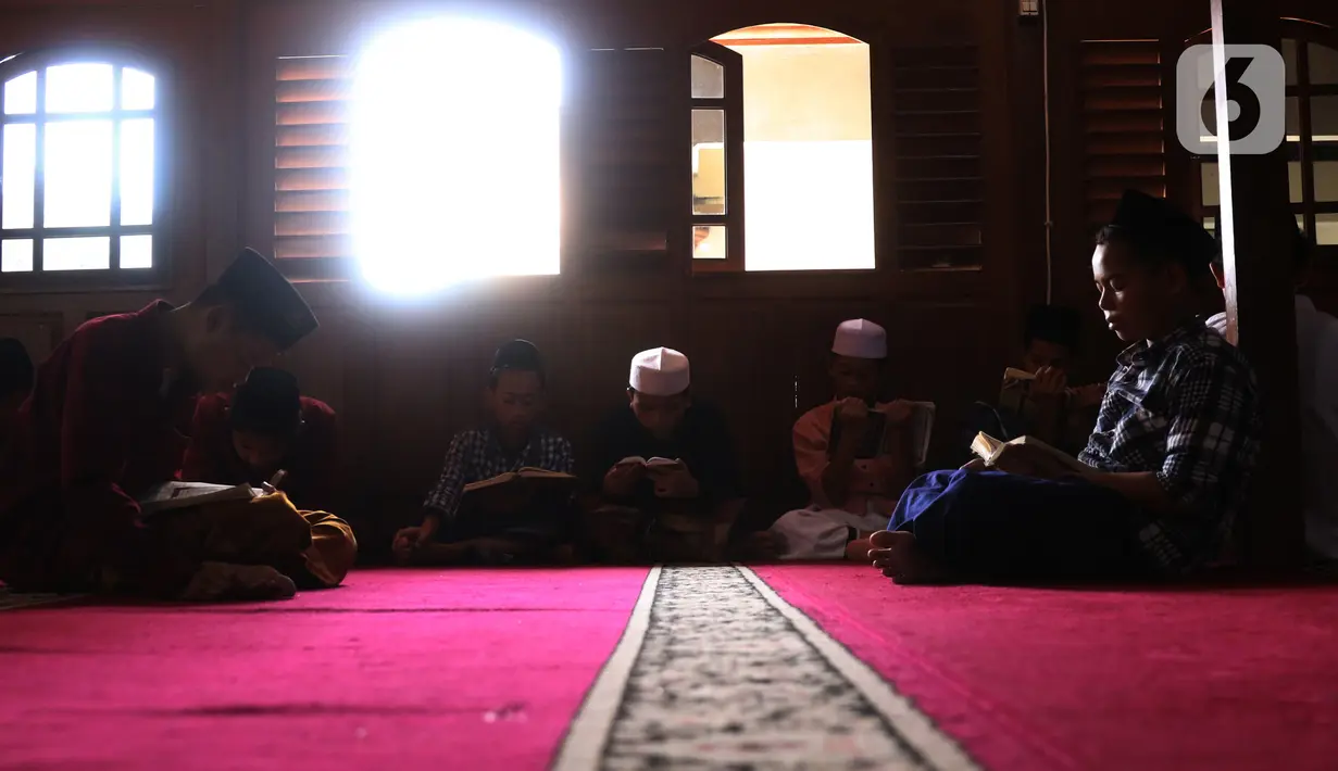 Suasana saat santri membaca Alquran atau bertadarus di pondok pesantren kawasan Tangerang, Senin, (26/4/2021). Bulan Ramdhan banyak dimanfaatkan para santri tersebut untuk mematangkan hafalan Alquran hingga khatam. (Liputan6.com/Angga Yuniar)