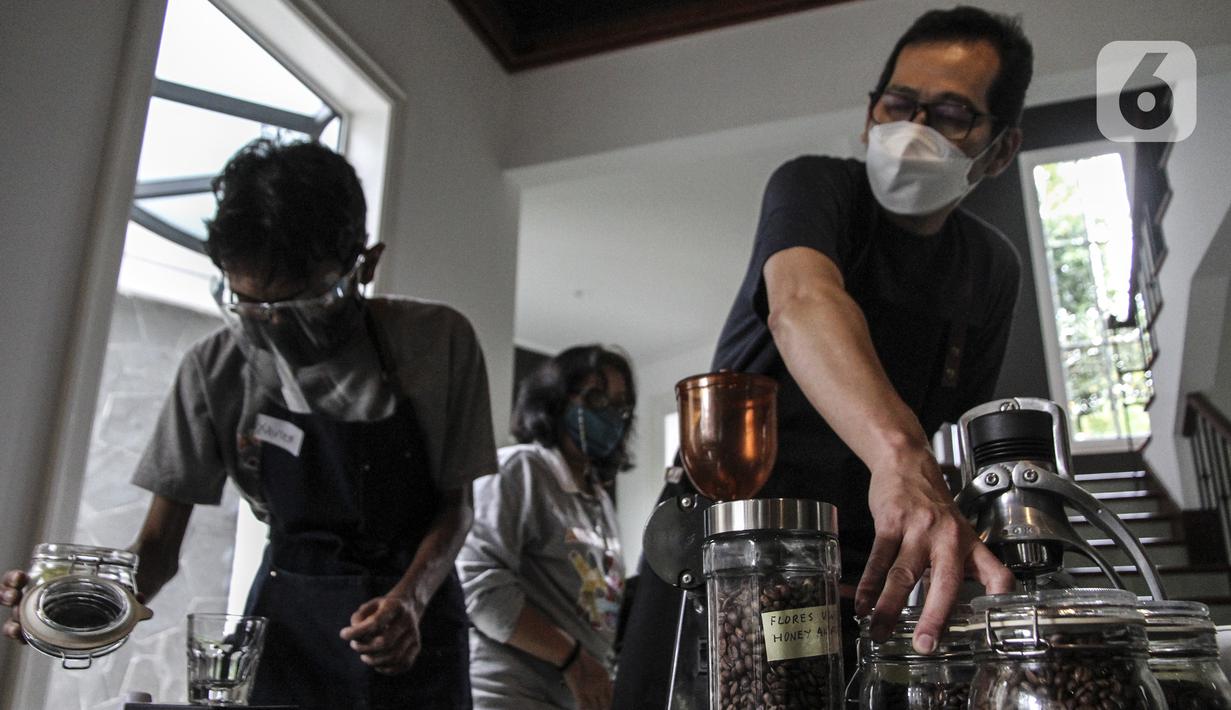 Praktisi (kanan) mengajar pembuatan kopi kepada anak berkebutuhan khusus di The Home, Cilandak, Jakarta, Selasa (11/1/2022). Belajar membuat kopi merupakan salah satu pelatihan khusus yang disesuaikan dari minat anak berkebutuhan khusus setelah selesai pendidikan di SLB. (Liputan6.com/Johan Tallo)