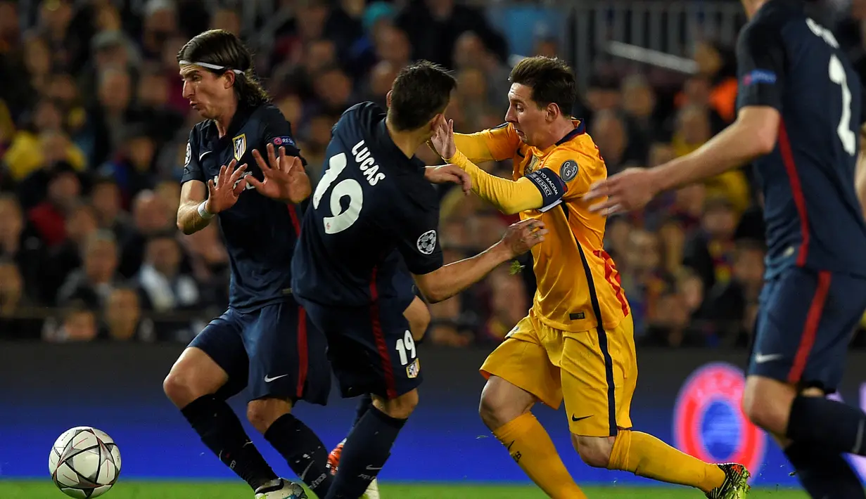 Striker Barcelona, Lionel Messi, berusaha melewati hadangan pemain Atletico Madrid pada leg pertama perempat final Liga Champions di Stadion Camp Nou, Rabu (6/4/2016) dini hari WIB. (AFP/Lluis Gene)